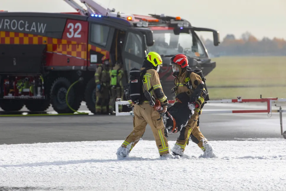  Ćwiczenia ratownicze NOKIA 25 na terenie Portu Lotniczego Wrocław. Fot. PAP/Krzysztof Ćwik