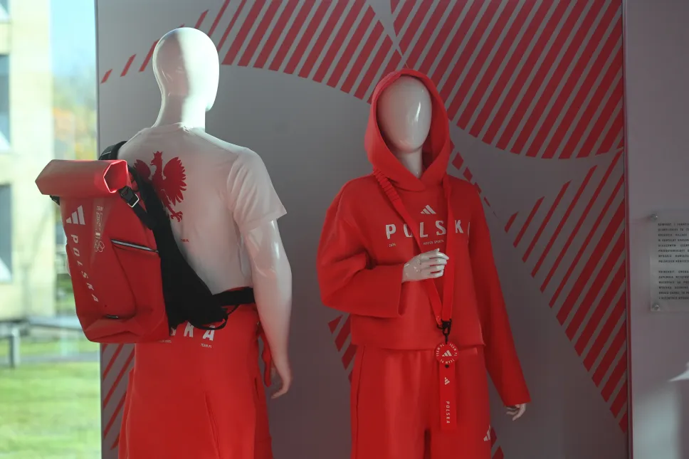 Stroje wchodzące w skład kolekcji olimpijskiej, zaprojektowane przez firmę Adidas dla polskiej reprezentacji na XXV Zimowe Igrzyska Olimpijskie Mediolan-Cortina 2026. Fot. PAP/Piotr Nowak