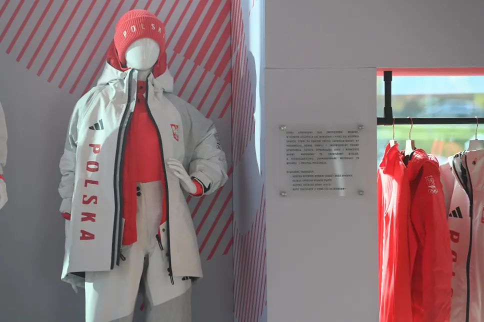 Stroje wchodzące w skład kolekcji olimpijskiej, zaprojektowane przez firmę Adidas dla polskiej reprezentacji na XXV Zimowe Igrzyska Olimpijskie Mediolan-Cortina 2026. Fot. PAP/Piotr Nowak