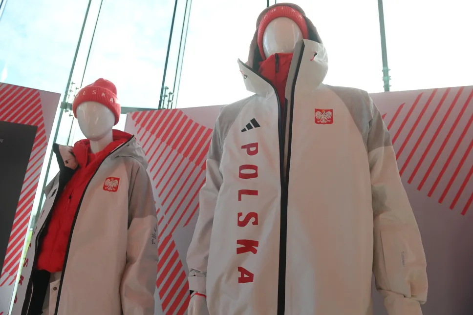 Stroje wchodzące w skład kolekcji olimpijskiej, zaprojektowane przez firmę Adidas dla polskiej reprezentacji na XXV Zimowe Igrzyska Olimpijskie Mediolan-Cortina 2026. Fot. PAP/Piotr Nowak