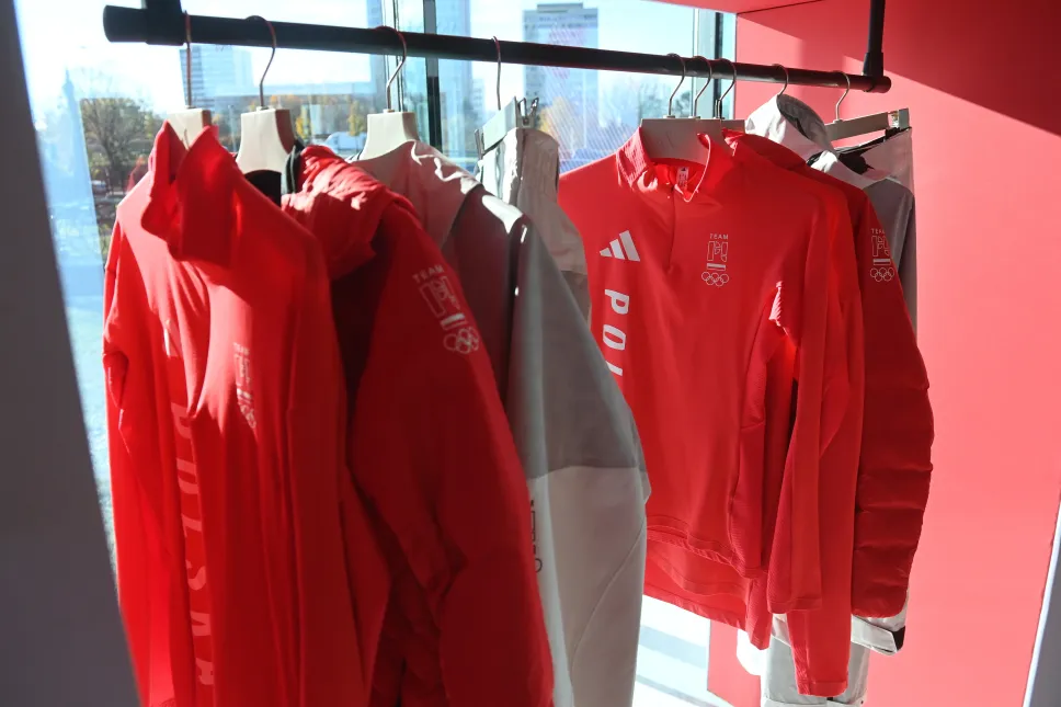 Stroje wchodzące w skład kolekcji olimpijskiej, zaprojektowane przez firmę Adidas dla polskiej reprezentacji na XXV Zimowe Igrzyska Olimpijskie Mediolan-Cortina 2026. Fot. PAP/Piotr Nowak