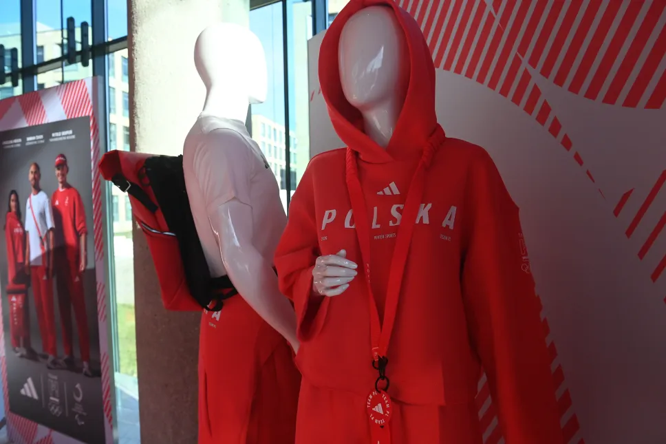 Stroje wchodzące w skład kolekcji olimpijskiej, zaprojektowane przez firmę Adidas dla polskiej reprezentacji na XXV Zimowe Igrzyska Olimpijskie Mediolan-Cortina 2026. Fot. PAP/Piotr Nowak