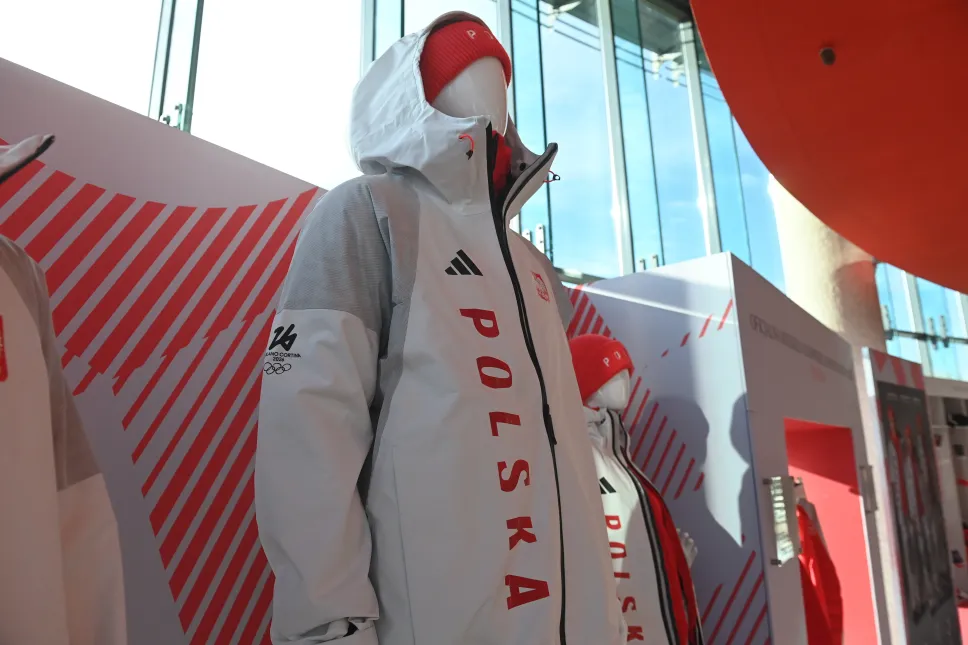 Stroje wchodzące w skład kolekcji olimpijskiej, zaprojektowane przez firmę Adidas dla polskiej reprezentacji na XXV Zimowe Igrzyska Olimpijskie Mediolan-Cortina 2026. Fot. PAP/Piotr Nowak