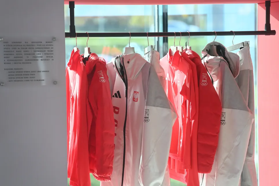 Stroje wchodzące w skład kolekcji olimpijskiej, zaprojektowane przez firmę Adidas dla polskiej reprezentacji na XXV Zimowe Igrzyska Olimpijskie Mediolan-Cortina 2026. Fot. PAP/Piotr Nowak