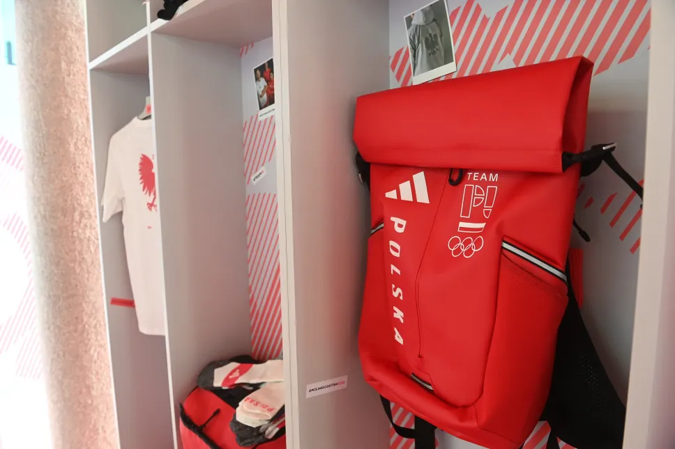 Stroje wchodzące w skład kolekcji olimpijskiej, zaprojektowane przez firmę Adidas dla polskiej reprezentacji na XXV Zimowe Igrzyska Olimpijskie Mediolan-Cortina 2026. Fot. PAP/Piotr Nowak