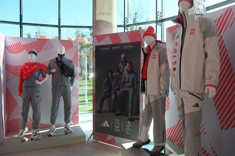 Stroje wchodzące w skład kolekcji olimpijskiej, zaprojektowane przez firmę Adidas dla polskiej reprezentacji na XXV Zimowe Igrzyska Olimpijskie Mediolan-Cortina 2026. Fot. PAP/Piotr Nowak