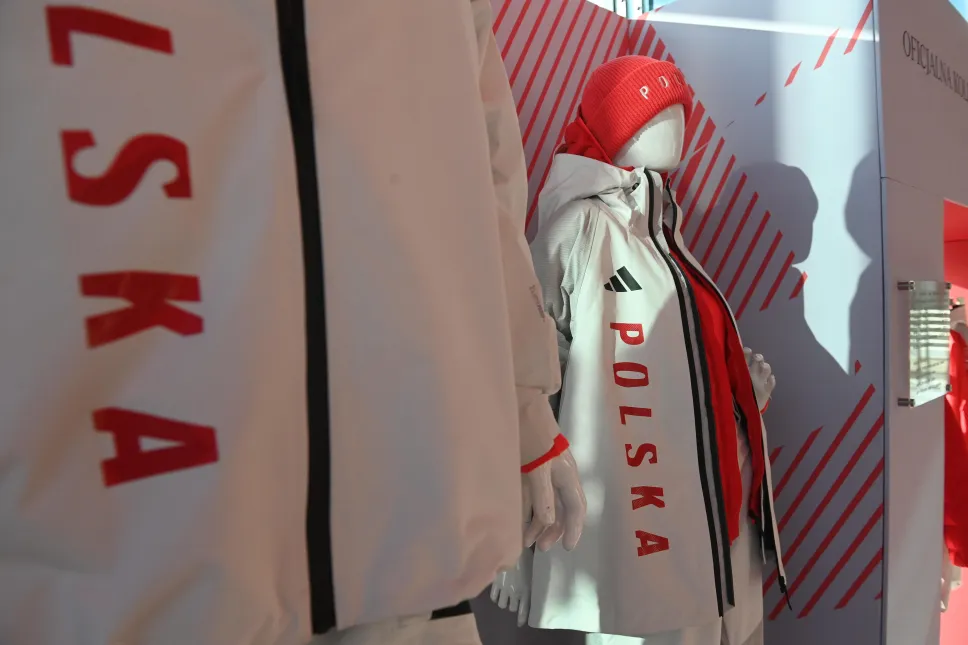 Stroje wchodzące w skład kolekcji olimpijskiej, zaprojektowane przez firmę Adidas dla polskiej reprezentacji na XXV Zimowe Igrzyska Olimpijskie Mediolan-Cortina 2026. Fot. PAP/Piotr Nowak