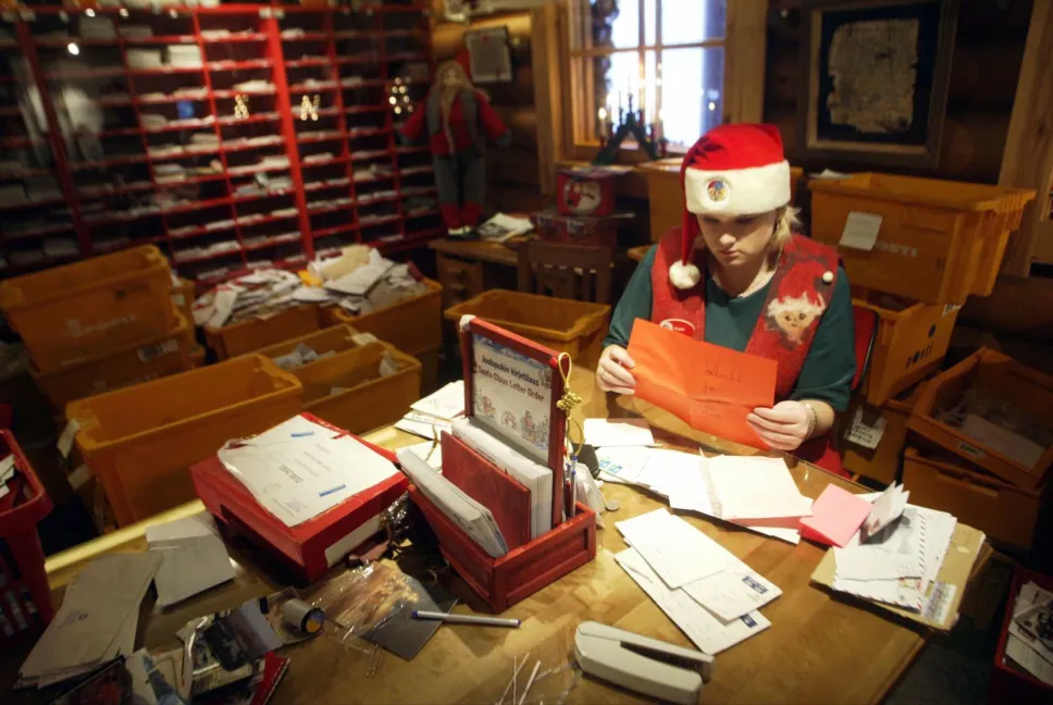 Zapracowany pomocnik Świętego Mikołaja otwiera listy od dzieci z całego świata. Fot. EPA PHOTO LEHTIKUVA