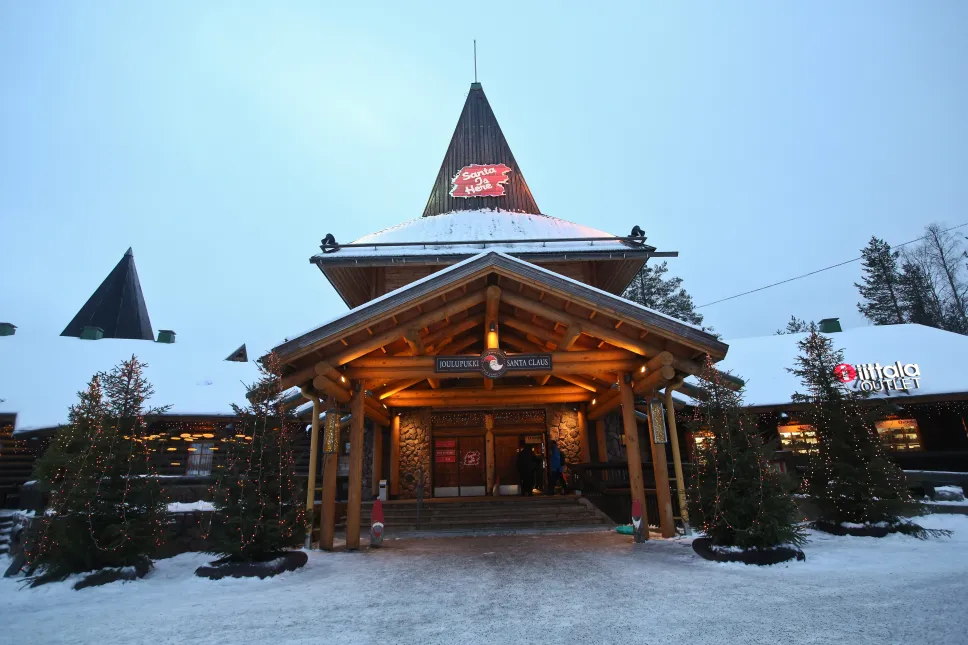 Dom św. Mikołaja w Rovaniemi. Fot. PAP/Rafał Guz