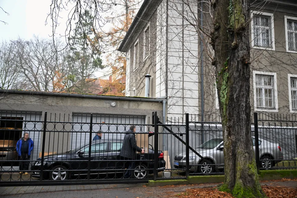 Pracownicy ostatniego rosyjskiego konsulatu w RP ropoczęli pakowanie rzeczy. Fot. PAP/Adam Warżawa