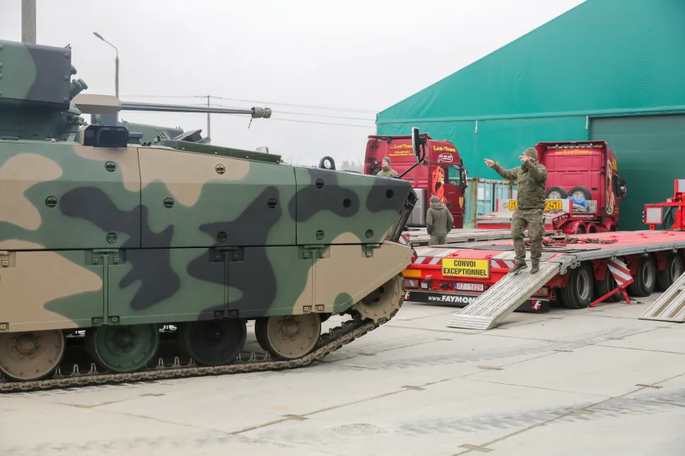 Pierwsza partia Nowych Pływających Bojowych Wozów Piechoty Borsuk. Fot. PAP/Tomasz Waszczuk