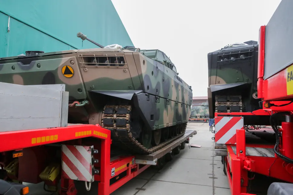 Pierwsza partia Nowych Pływających Bojowych Wozów Piechoty Borsuk. Fot. PAP/Tomasz Waszczuk