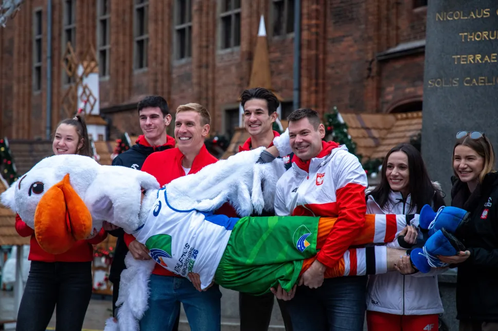 Od lewej: Anna Matuszewicz, Mikołaj Szczęsny, Piotr Lisek, Mateusz Kołodziejski, Paweł Wojciechowski, Marika Popowicz, Adrianna Sułek. Fot. PAP/ Agnieszka Bielecka
