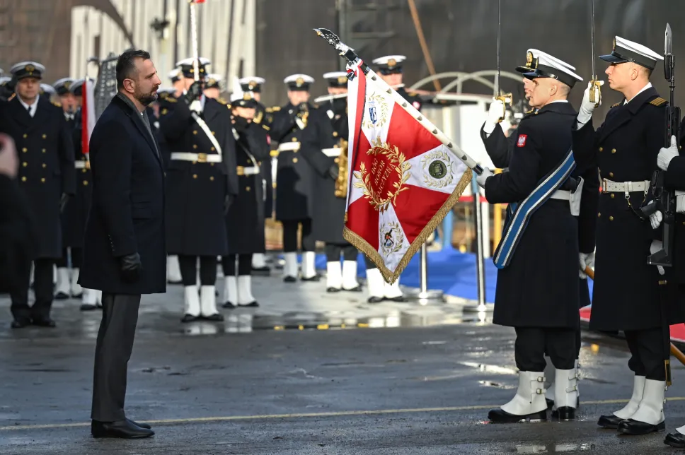 Wicepremier, minister obrony narodowej Władysław Kosiniak-Kamysz (C-L) na uroczystości wodowania i chrztu szóstego z serii niszczyciela min typu Kormoran II w siedzibie Stoczni Remontowa Shipbuilding S.A. w Gdańsku. Fot. PAP/Adam Warżawa