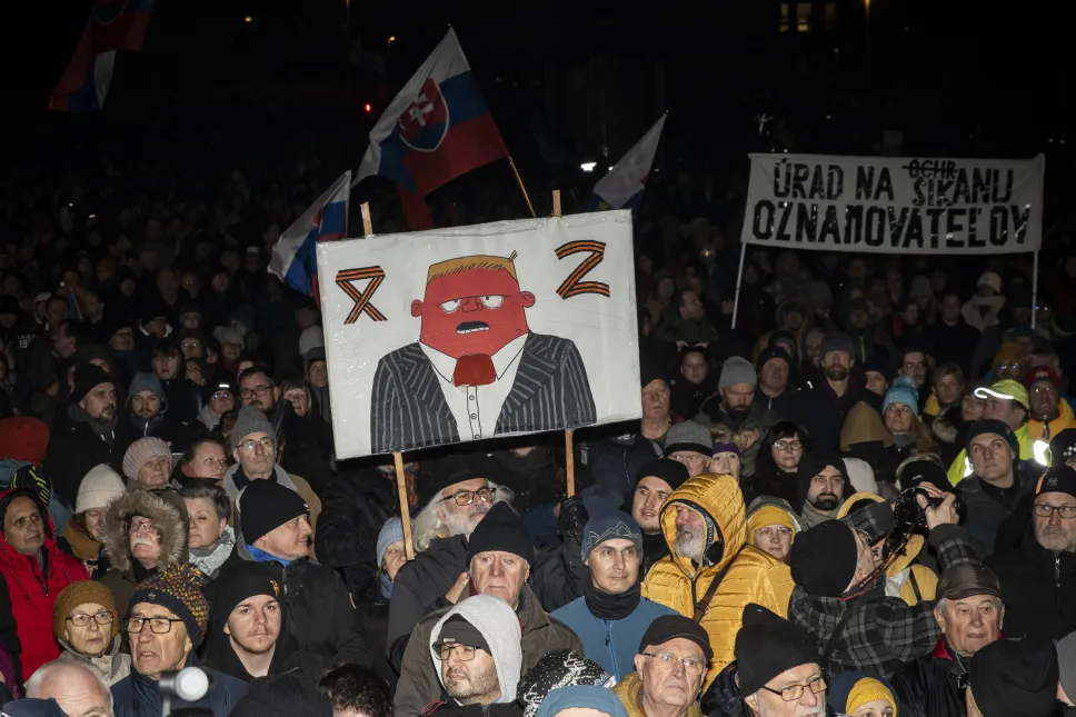 Protesty na Słowacji. Fot. PAP/EPA/JAKUB GAVLAK