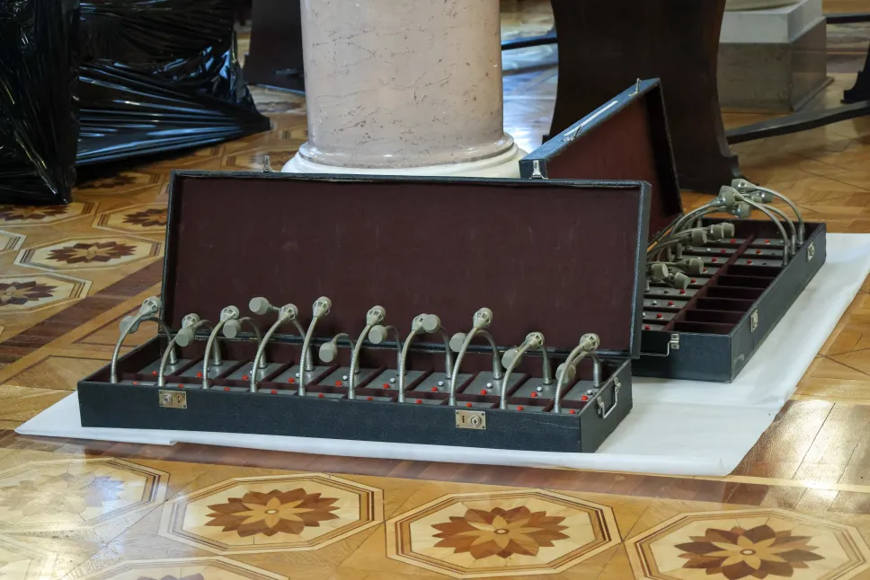 Demontaż Okrągłego Stołu. Fot. PAP/Albert Zawada