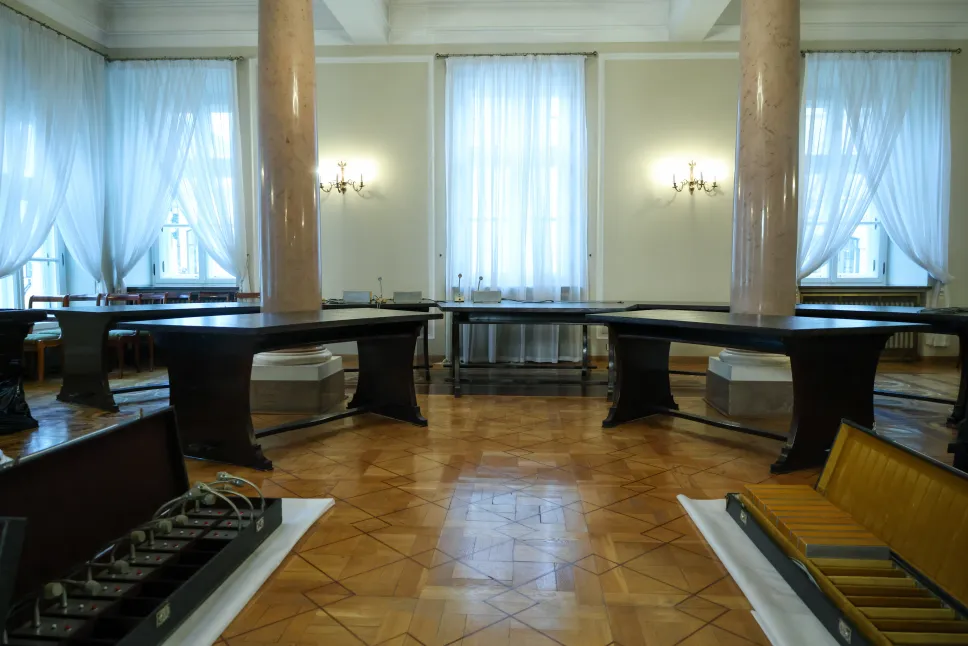 Demontaż Okrągłego Stołu. Fot. PAP/Albert Zawada