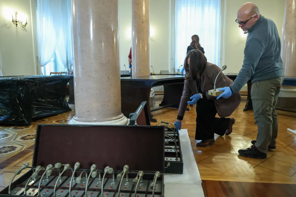 Demontaż Okrągłego Stołu. Fot. PAP/Albert Zawada