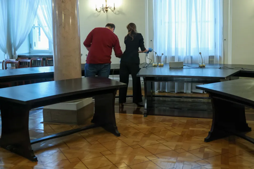 Demontaż Okrągłego Stołu. Fot. PAP/Albert Zawada