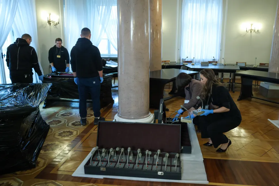 Demontaż Okrągłego Stołu. Fot. PAP/Albert Zawada