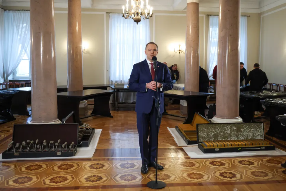 Prezydent Karol Nawrocki podczas demontażu Okrągłego Stołu. Fot. PAP/Albert Zawada