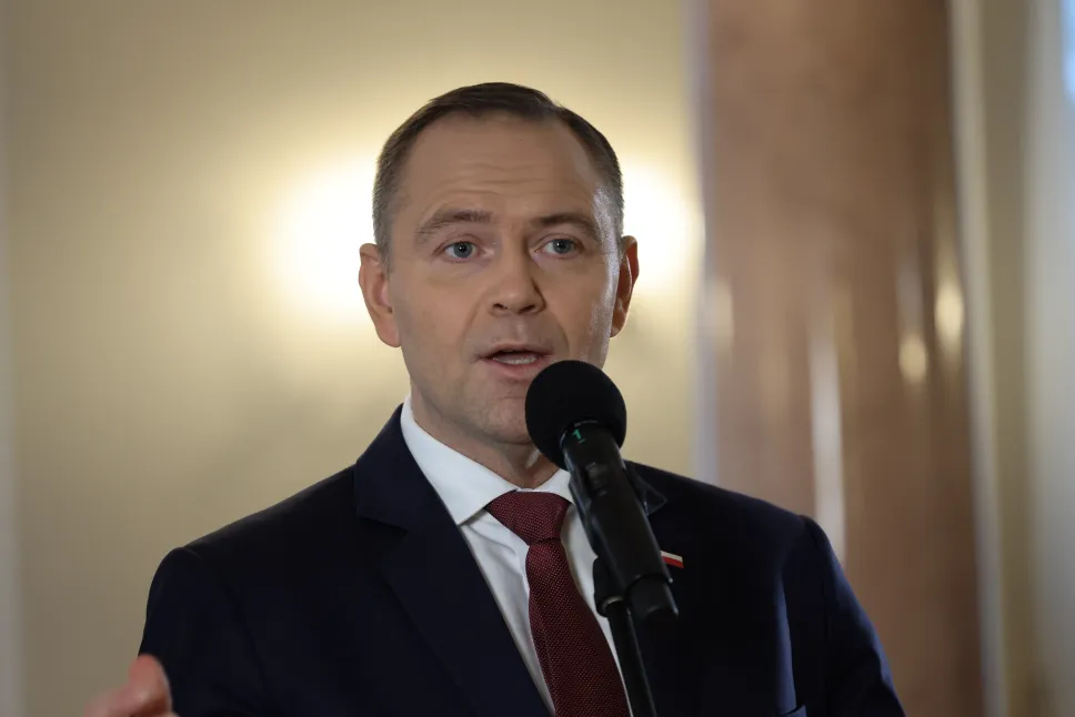 Prezydent Karol Nawrocki podczas demontażu Okrągłego Stołu. Fot. PAP/Albert Zawada