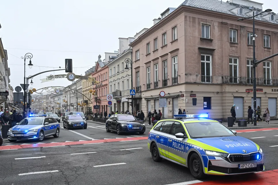 Kolumna samochodów z delegacją ukraińską na warszawskim Nowym Świecie w drodze do Pałacu Prezydenckiego. Fot. PAP/Radek Pietruszka