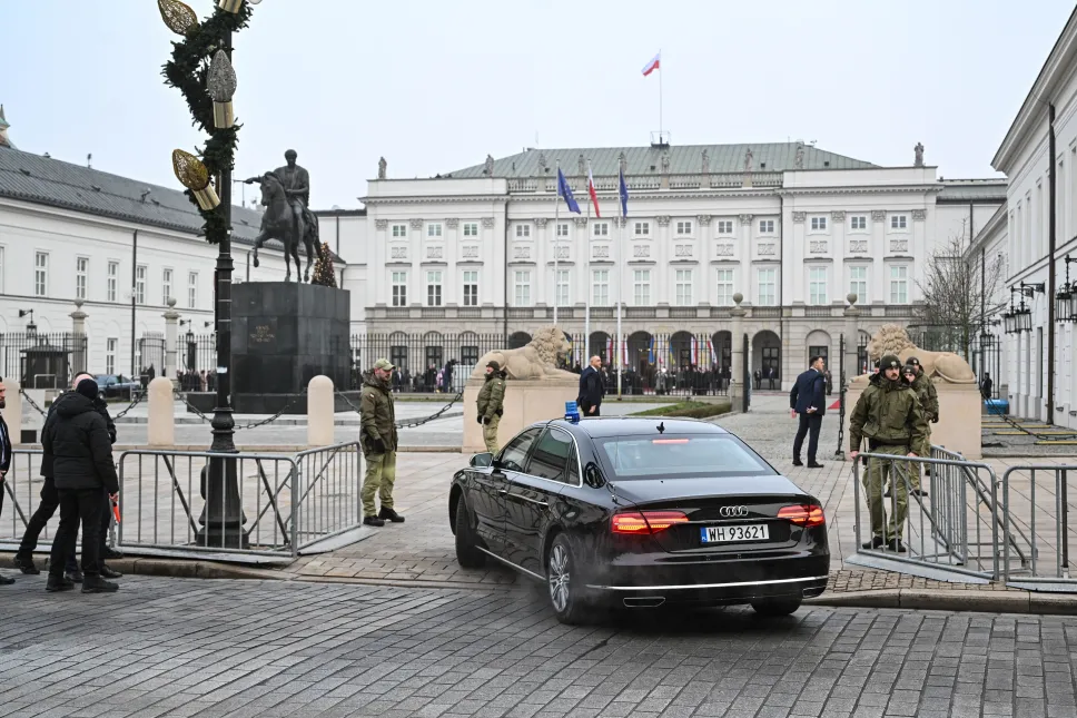 Kolumna samochodów z prezydentem Ukrainy Wołodymyrem Zełenskim przed Pałacem Prezydenckim w Warszawie. Fot. PAP/Radek Pietruszka