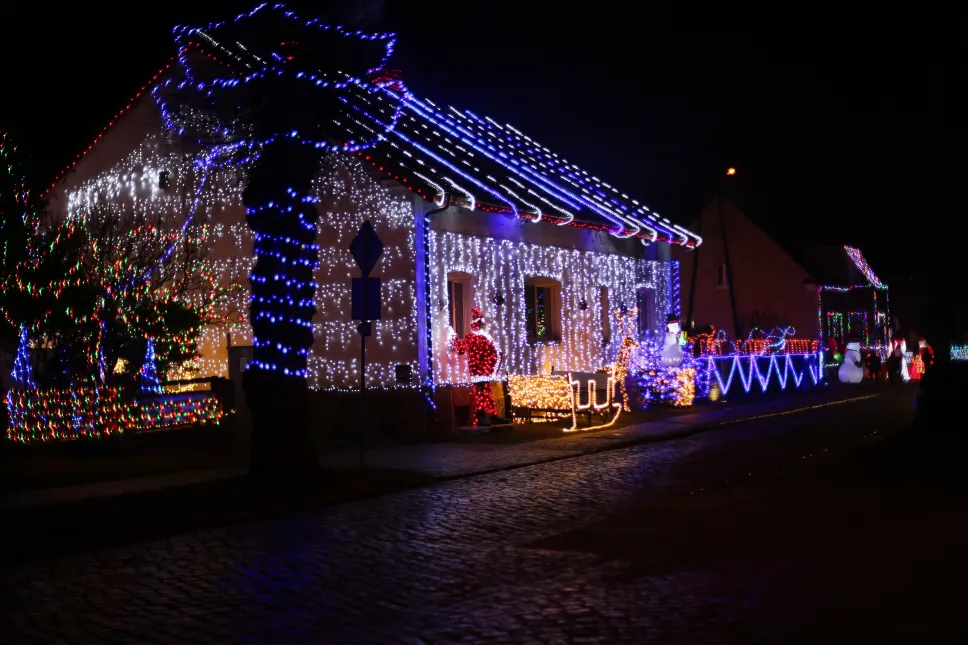 Świąteczna iluminacja we wsi Popowo. Fot. PAP/Lech Muszyński