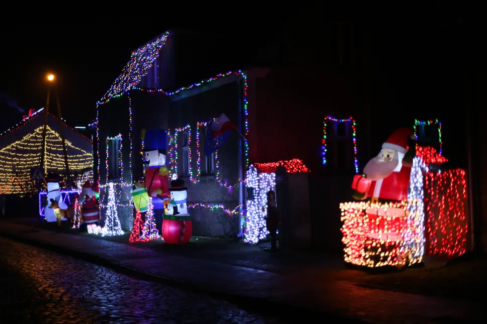Świąteczna iluminacja we wsi Popowo. Fot. PAP/Lech Muszyński