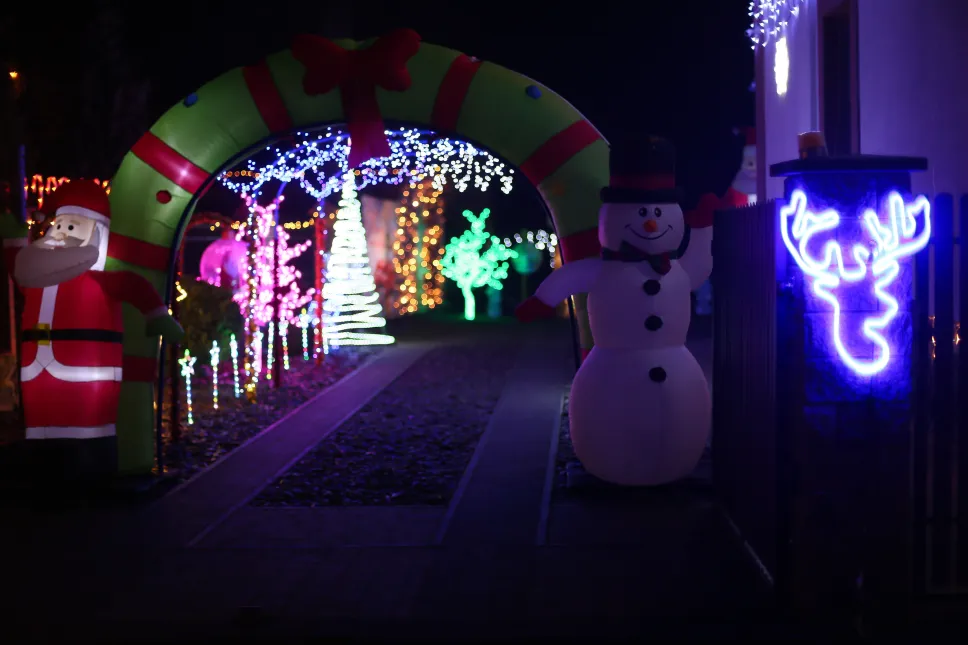 Świąteczna iluminacja we wsi Popowo. Fot. PAP/Lech Muszyński