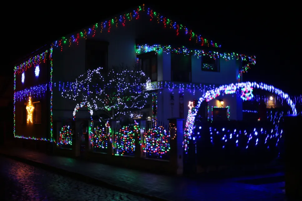 Świąteczna iluminacja we wsi Popowo. Fot. PAP/Lech Muszyński
