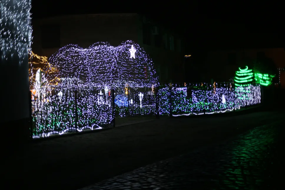 Świąteczna iluminacja we wsi Popowo. Fot. PAP/Lech Muszyński