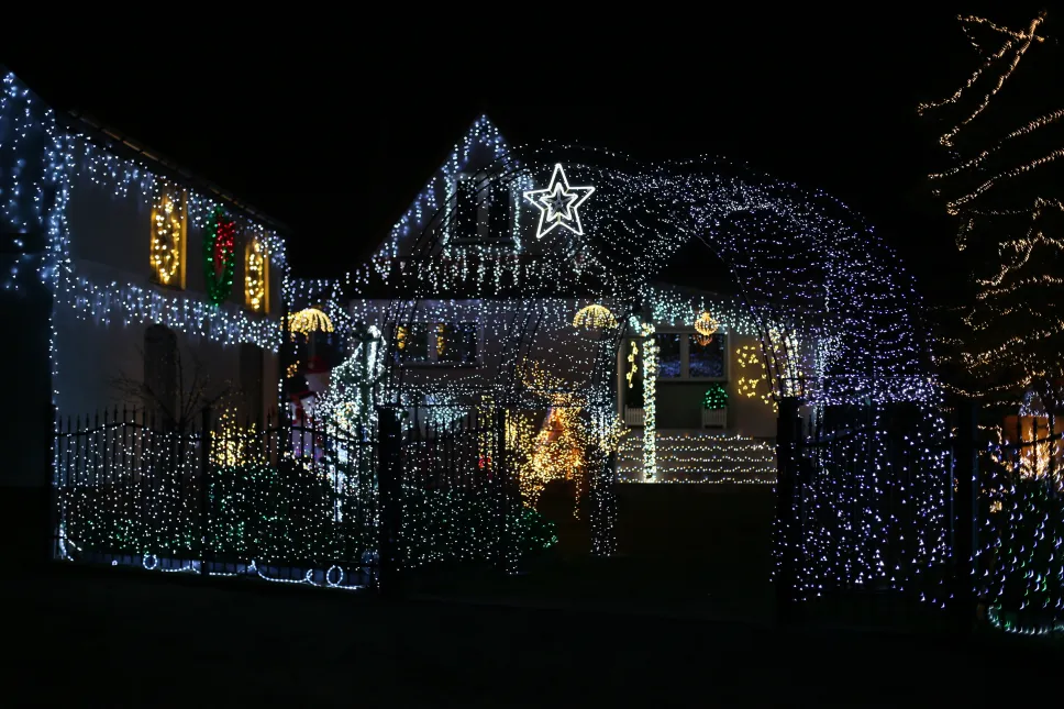 Świąteczna iluminacja we wsi Popowo. Fot. PAP/Lech Muszyński