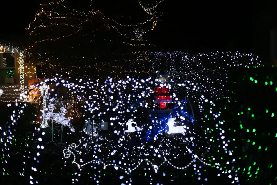 Świąteczna iluminacja we wsi Popowo. Fot. PAP/Lech Muszyński