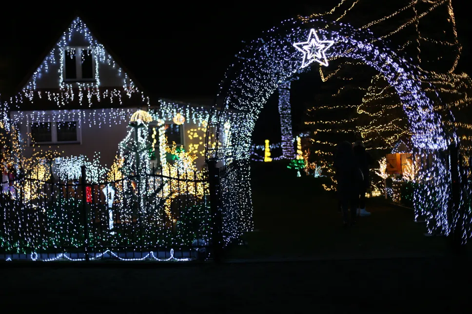 Świąteczna iluminacja we wsi Popowo. Fot. PAP/Lech Muszyński