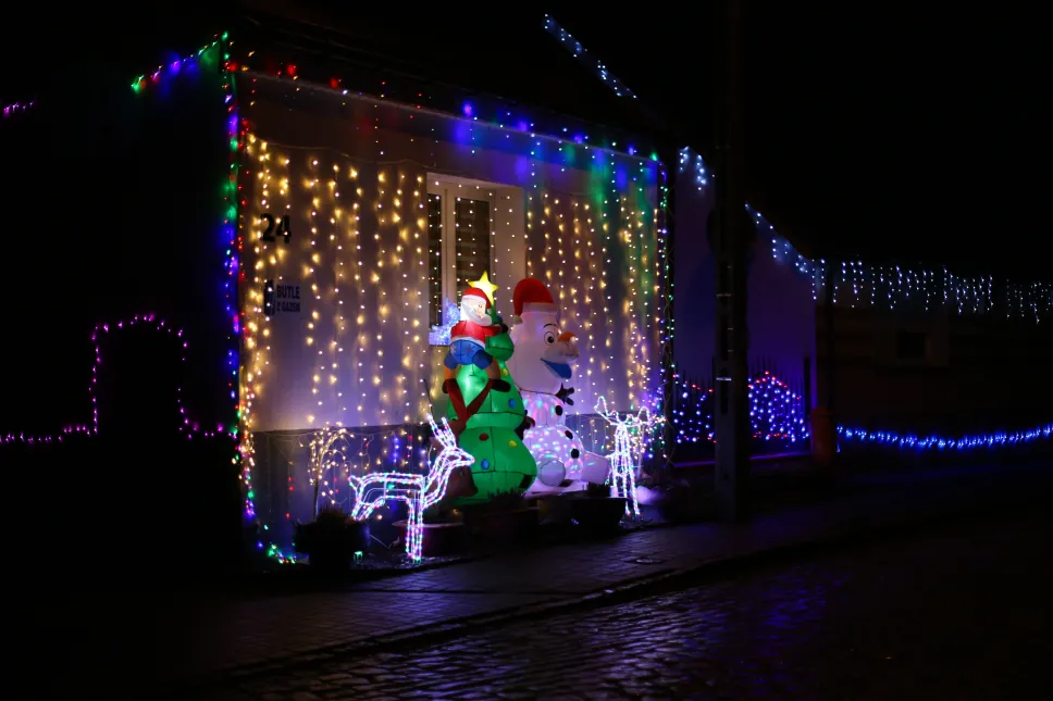 Świąteczna iluminacja we wsi Popowo. Fot. PAP/Lech Muszyński