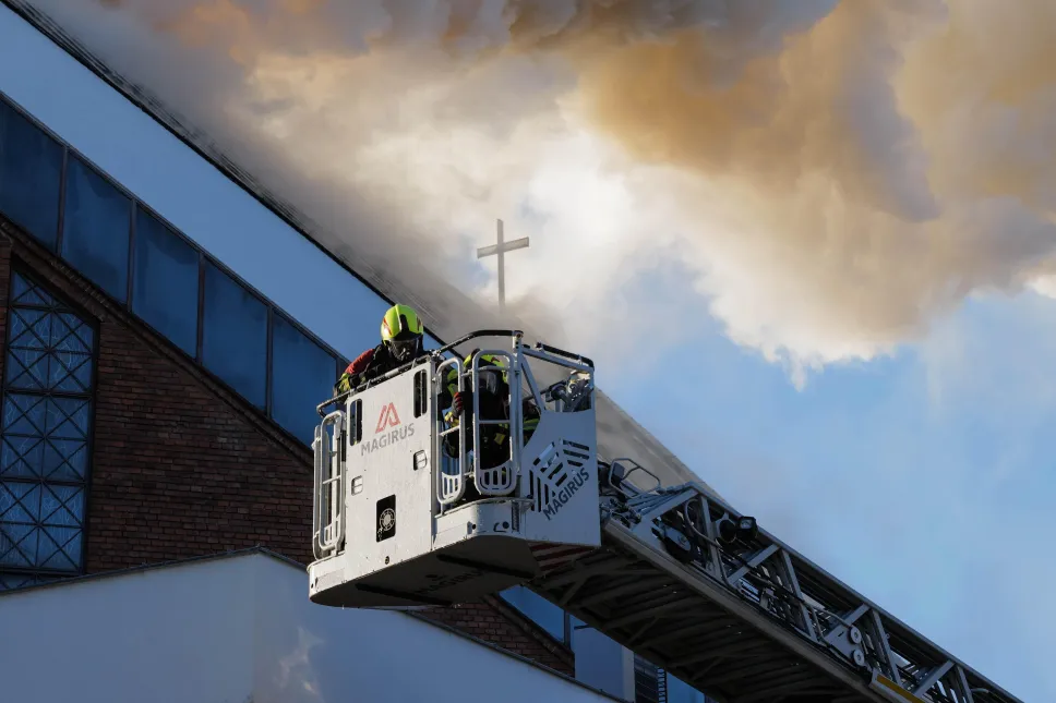 Pożar poddasza kościoła pw. Najświętszego Serca Pana Jezusa przy ul. Władysława Kunickiego w Lublinie. Fot. PAP/Karol Zienkiewicz