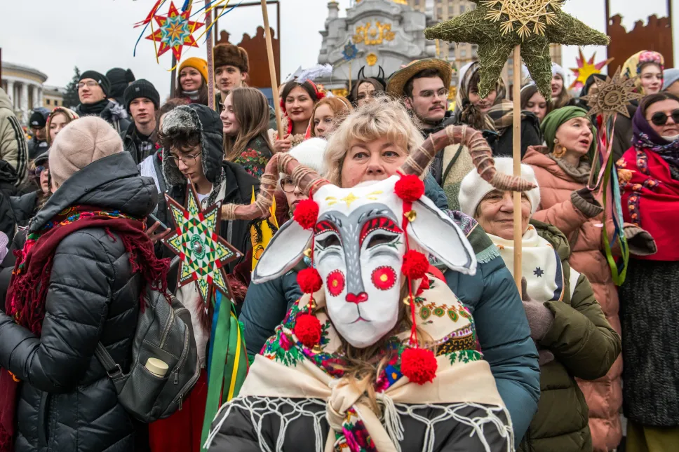 Tradycyjny marsz z gwiazdami bożonarodzeniowymi w Kijowie. Fot. PAP/Vladyslav Musiienko