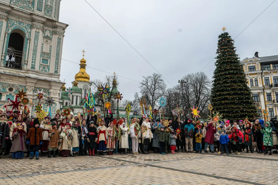 Tradycyjny marsz z gwiazdami bożonarodzeniowymi w Kijowie. Fot. PAP/Vladyslav Musiienko
