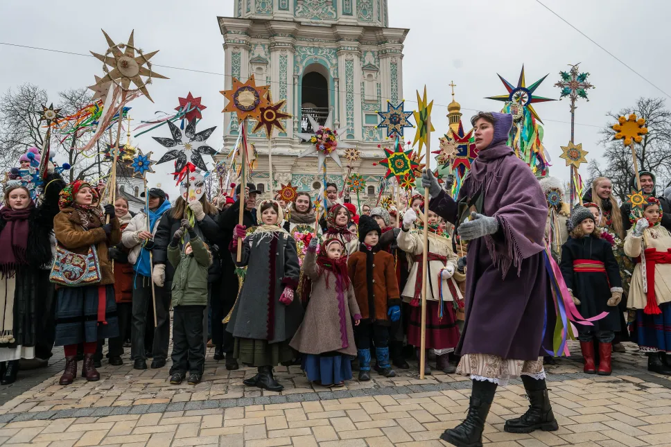 Tradycyjny marsz z gwiazdami bożonarodzeniowymi w Kijowie. Fot. PAP/Vladyslav Musiienko