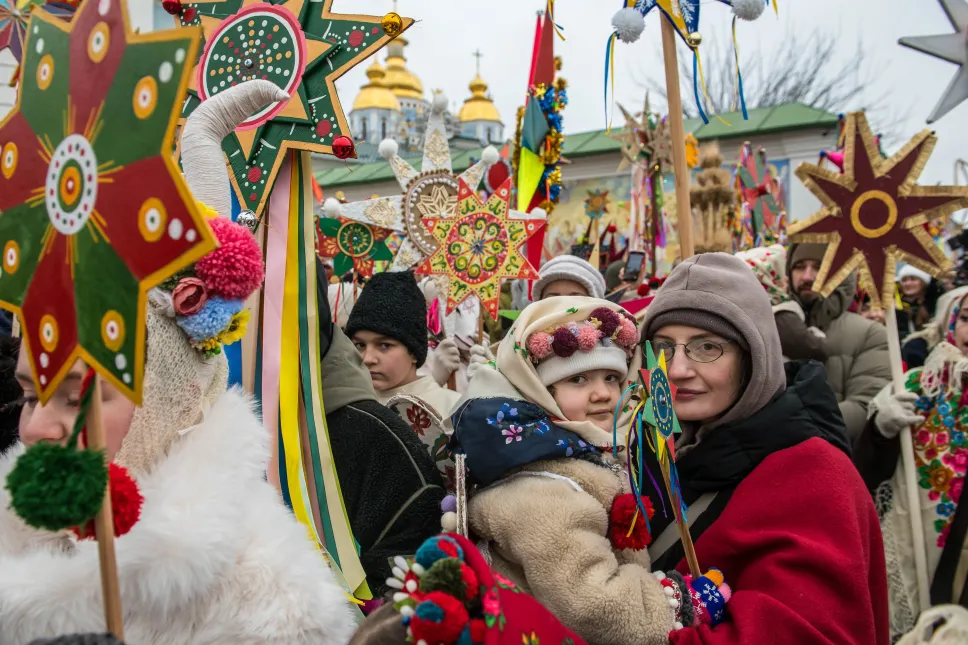 Tradycyjny marsz z gwiazdami bożonarodzeniowymi w Kijowie. Fot. PAP/Vladyslav Musiienko