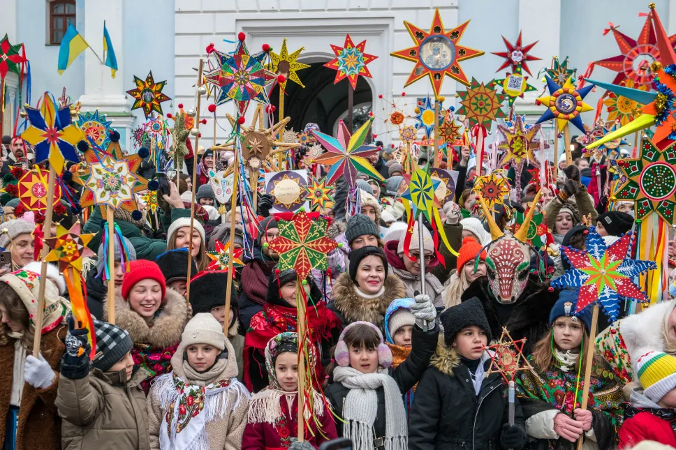 Tradycyjny marsz z gwiazdami bożonarodzeniowymi w Kijowie. Fot. PAP/Vladyslav Musiienko