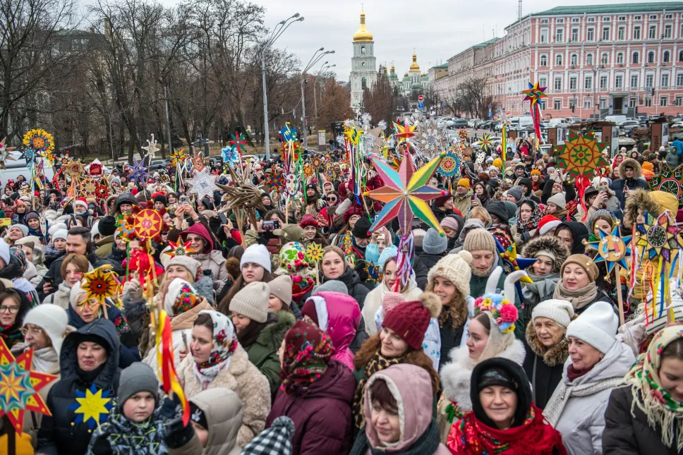 Tradycyjny marsz z gwiazdami bożonarodzeniowymi w Kijowie. Fot. PAP/Vladyslav Musiienko