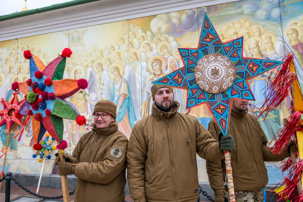 Tradycyjny marsz z gwiazdami bożonarodzeniowymi w Kijowie. Fot. PAP/Vladyslav Musiienko