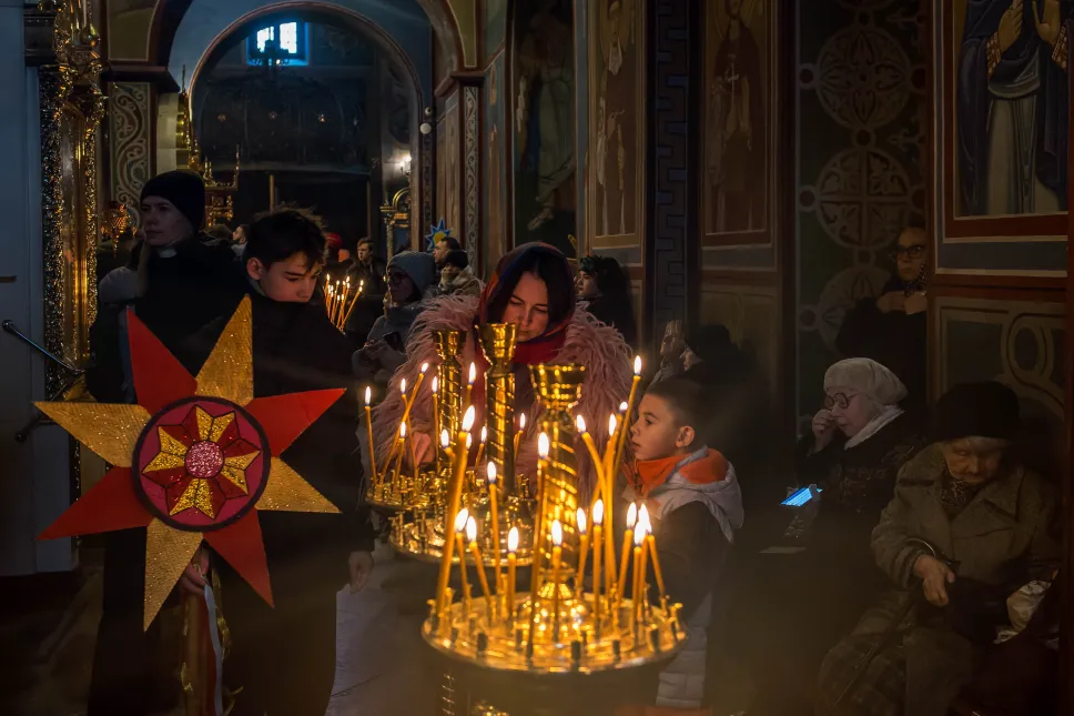 Tradycyjny marsz z gwiazdami bożonarodzeniowymi w Kijowie. Fot. PAP/Vladyslav Musiienko