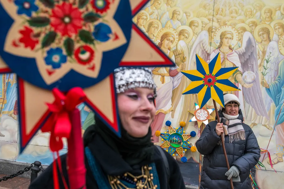 Tradycyjny marsz z gwiazdami bożonarodzeniowymi w Kijowie. Fot. PAP/Vladyslav Musiienko