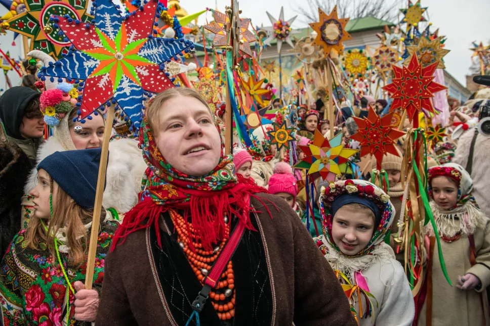 Tradycyjny marsz z gwiazdami bożonarodzeniowymi w Kijowie. Fot. PAP/Vladyslav Musiienko