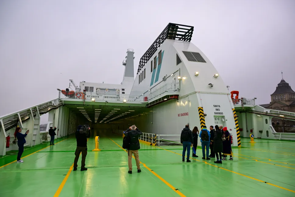 Chrzest i zwiedzanie promu Jantar Unity. Fot. PAP/Marcin Bielecki