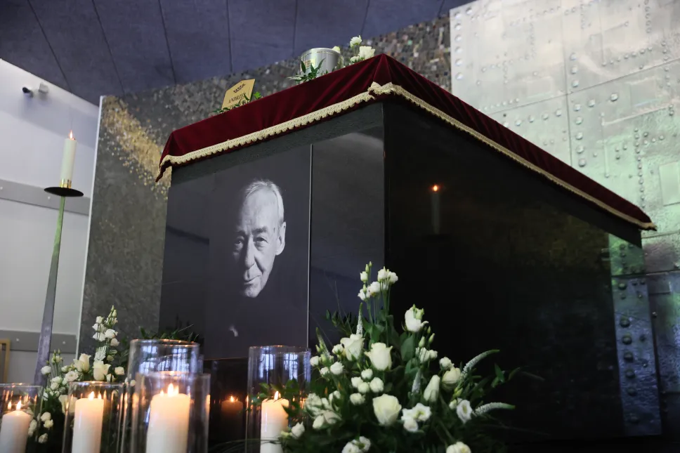 Uroczystości pogrzebowe historyka, naukowca, wykładowcy akademickiego i alpinisty, profesora nauk humanistycznych Andrzeja Paczkowskiego na Cmentarzu Wojskowym na Powązkach w Warszawie. Fot. PAP/Leszek Szymański